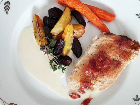 Kycklingfilé med ugnsrostade rödbetor, chèvresås och salamikrisp