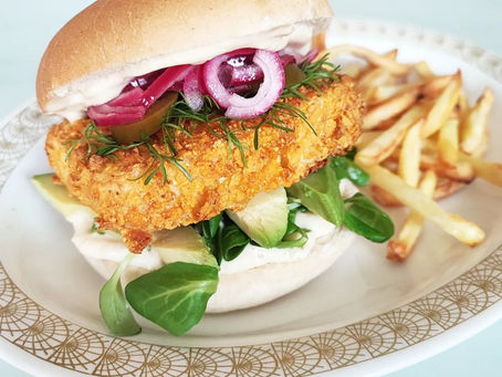 Nachopanerade halloumiburgare med picklad rödlök och mangodressing