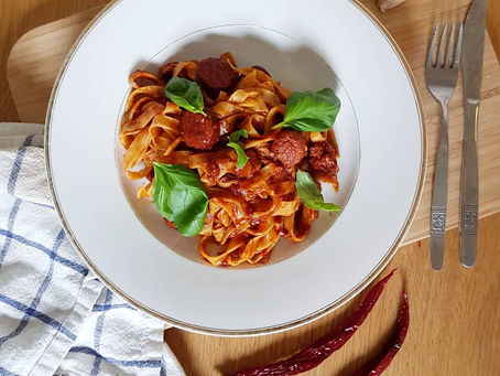Het pasta med chorizo i tomatsås