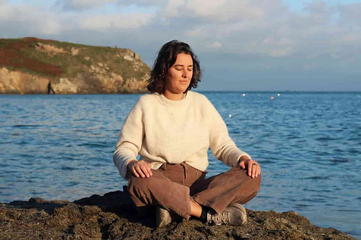 Séance de breathwork en bord de mer, respiration consciente pour revenir au corps