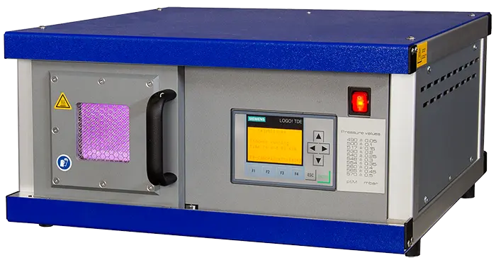 Équipement industriel de traitement plasma sous vide avec chambre et pupitre de commande
