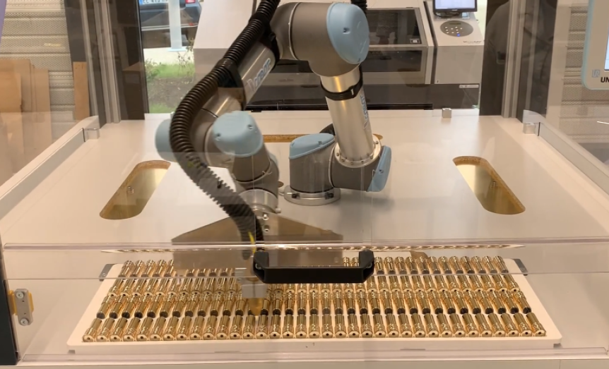 Cobot réalisant un traitement Plasma ou Corona automatisé sur une série de pièces métalliques