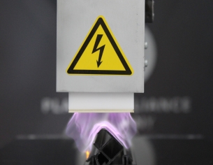 Décharge violette d’un système Corona T-JET pour le traitement d’une pièce sensible