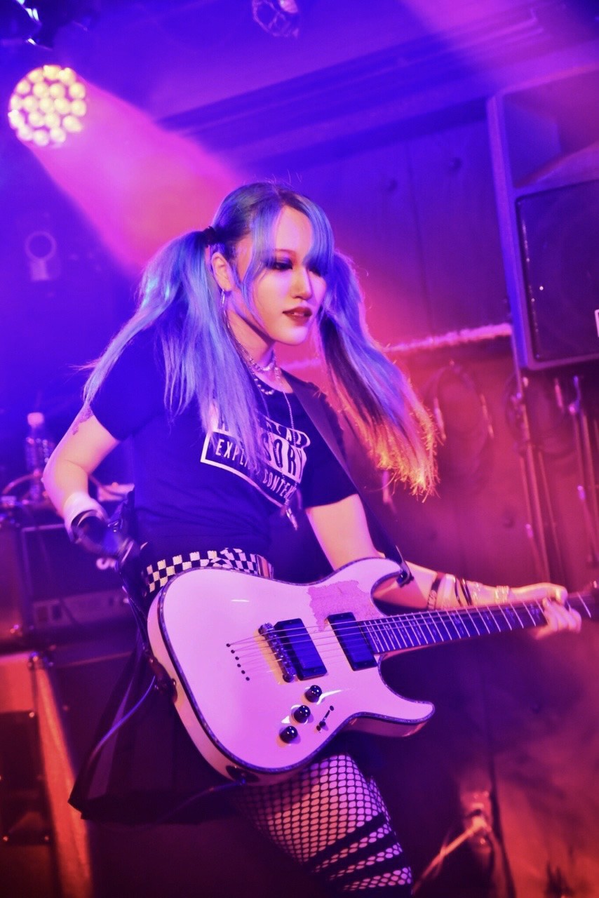 Amputee guitarist/Model: Lisa13