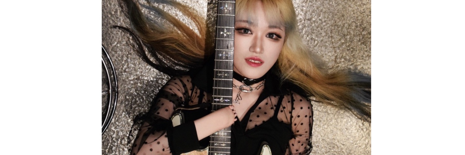 Amputee guitarist/Model: Lisa13