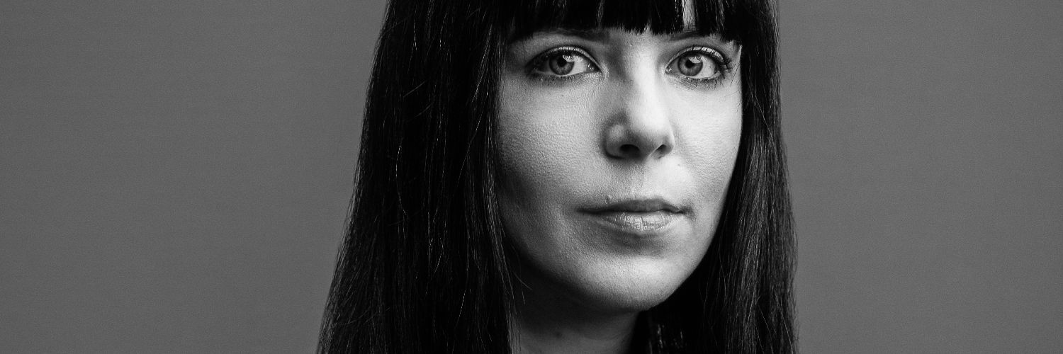 One-handed Superwoman