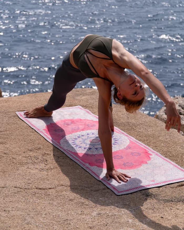 Miniaturbild: Hybrid Yogamatte Flying Carpet von Mala Yoga, Frau übt Asana am Meer