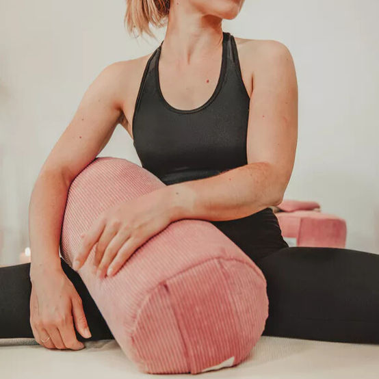frau hat rosa bolster im arm