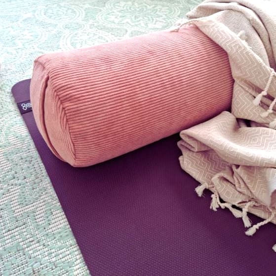 Miniaturbild: rosa Yogakissen liegt auf Yoga Searcher Yogamatte, darüber eine leichte Yogadecke in beige