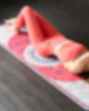 Frau in Rückenlage auf Hybrid Yogamatte Flying Carpet von Mala