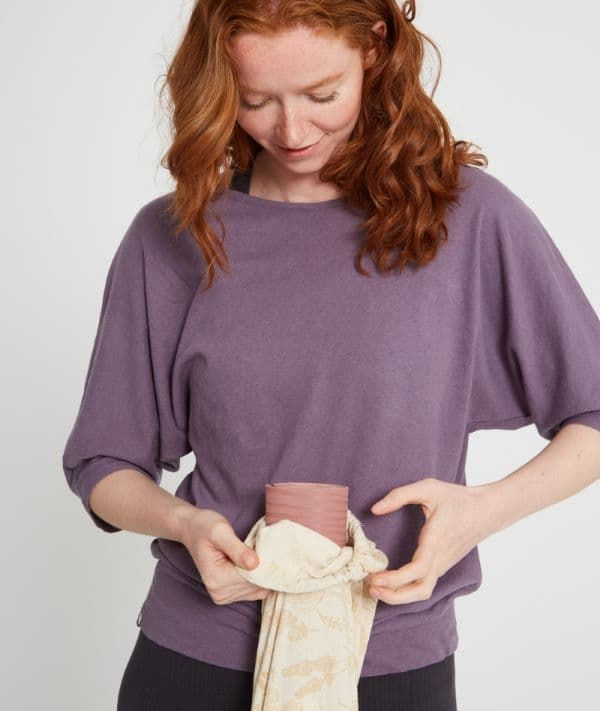 Miniaturbild: Frau verstaut Yogamatte in Yogatasche von Yoga Searcher