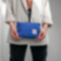 Yogatasche, Frau hält kleine blaue Tasche von kaala