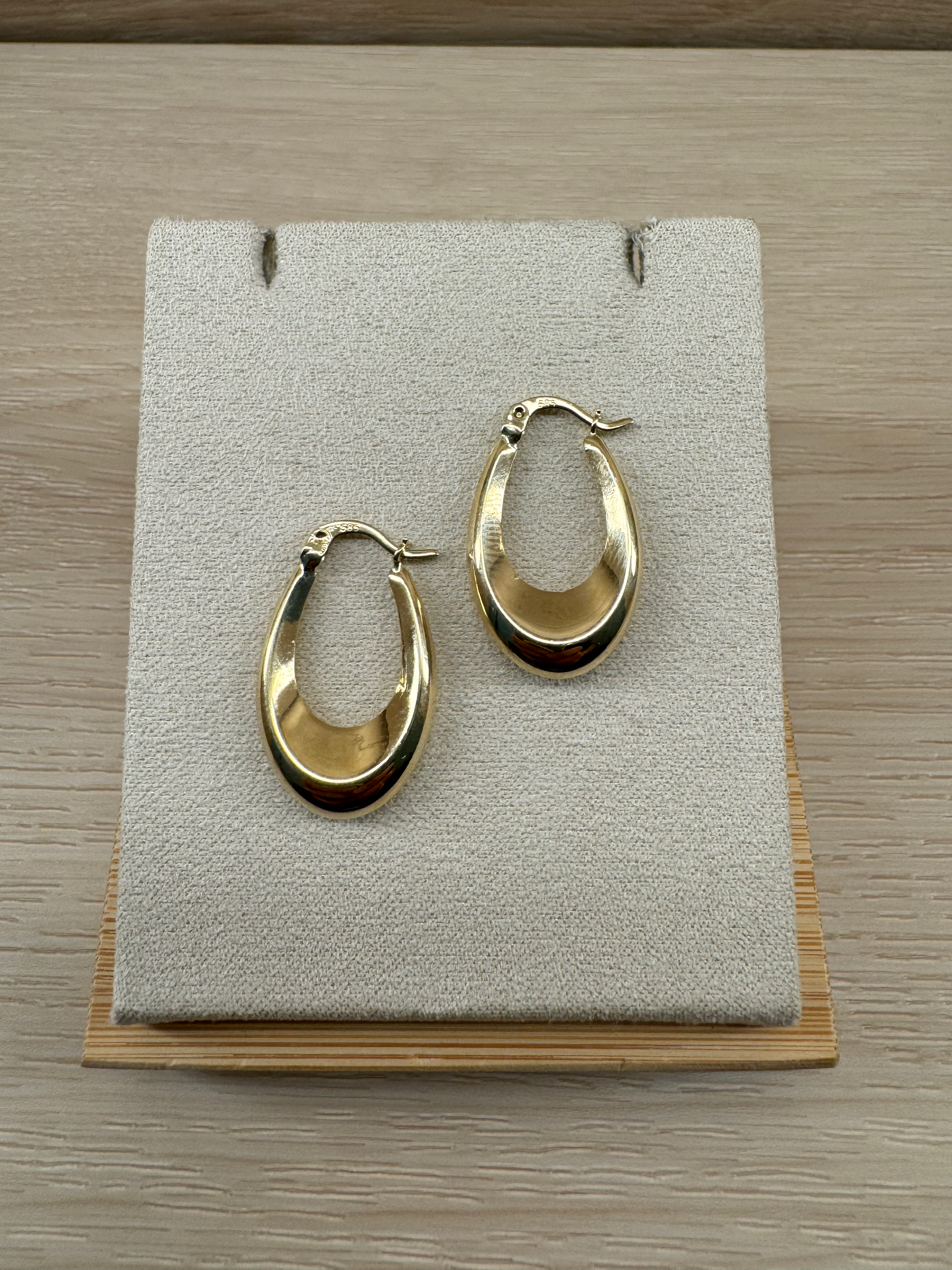 14k Medium Oval Hoop Earrings