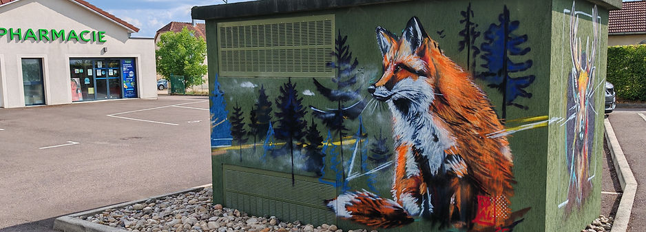 Fresque murale animalière représentant un renard sur un transformateur à Saulx en Haute-Saône, réalisée par Sébastien Lombardo DPAL