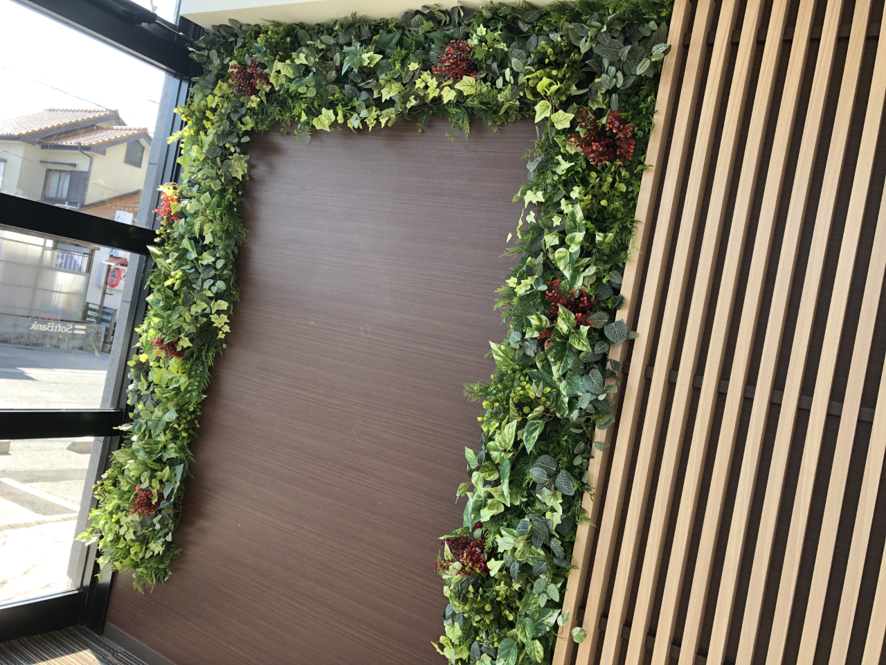 壁面 フェイクグリーン 造花 施工