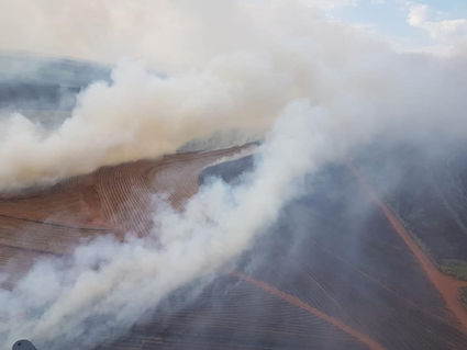 INCÊNDIO DE GRANDES PROPORÇÕES MOBILIZA CORPO DE BOMBEIROS