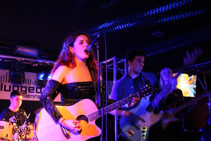 Schülerin spielt Gitarre bei Konzert