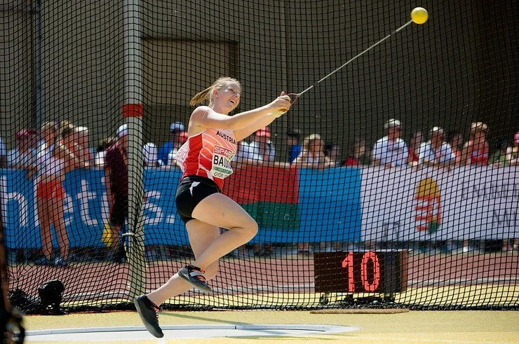 Frau beim Hammerwerfen