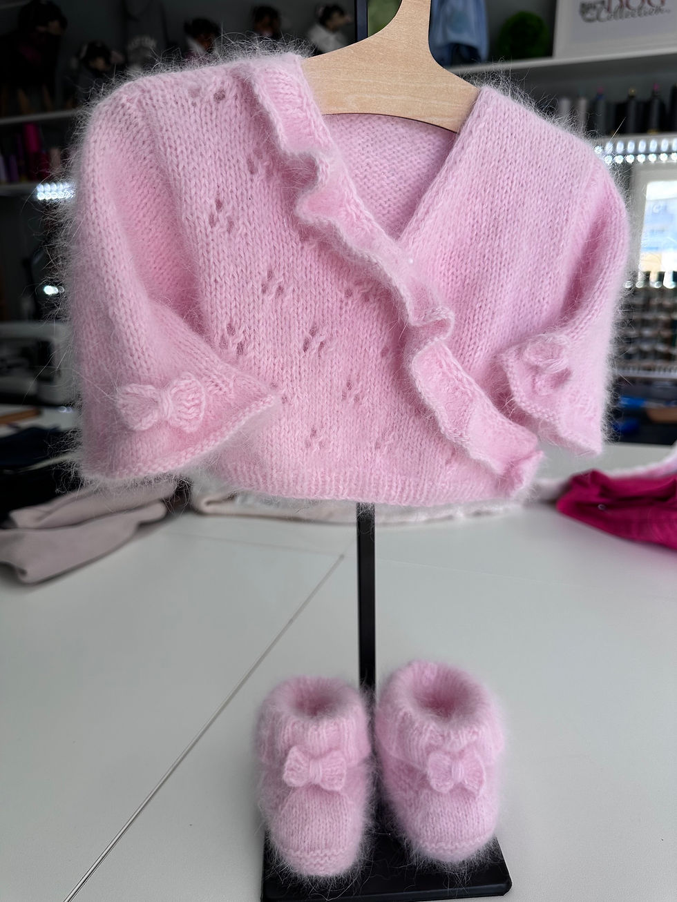 Gilet et chaussures tricotés main petite enfance.