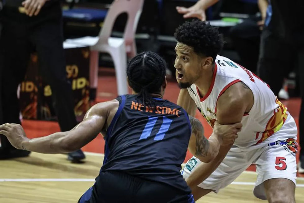 Former Rain or Shine Elasto Painters captain Gabe Norwood (left) guarded by Meralco Bolts' Chris Newsome (right) in the PBA Season 50 Philippine Cup quarterfinals.