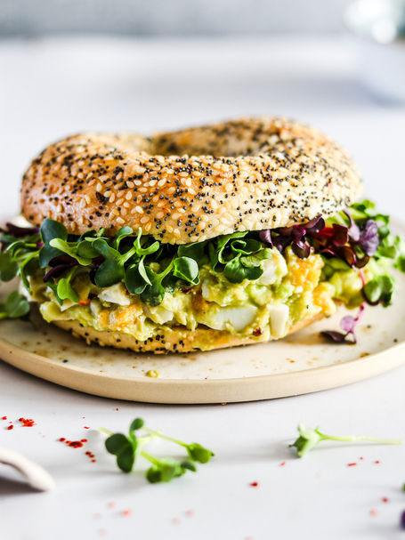 Avocado-Eiersalat-Bagel