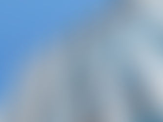 ホテルの外壁窓をドローンが高圧洗浄している様子