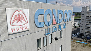 都心の高層ビルの窓と外壁をドローンが高圧洗浄で洗っている様子
