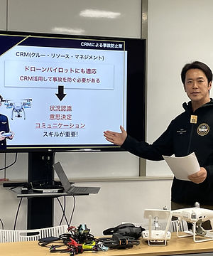 元JAL国際線パイロットの岩岡真吾がCRM(クルー・リソース・マネジメント)を教える安全教育の様子