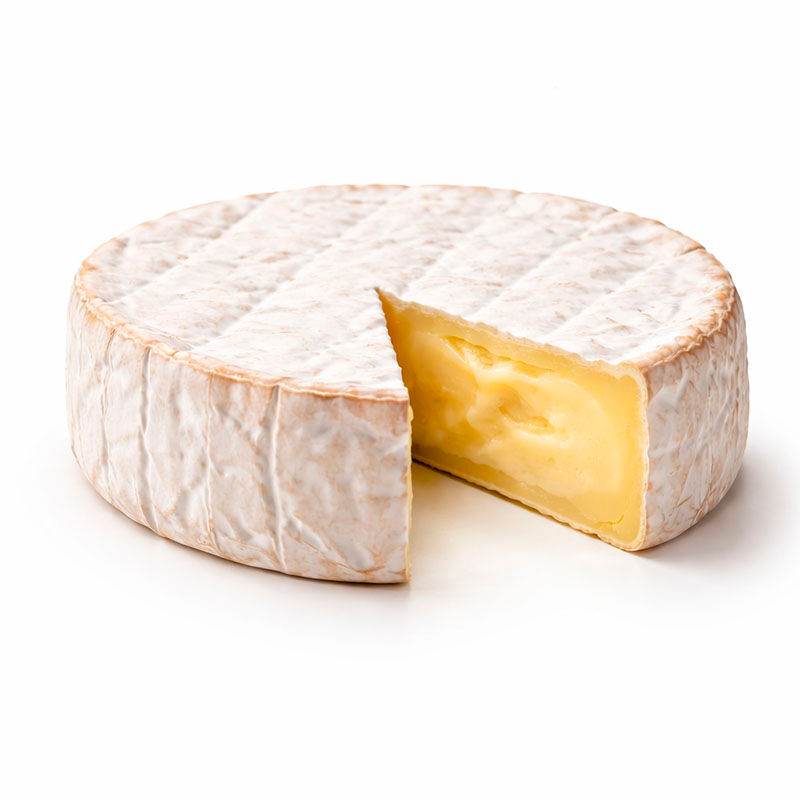 Queijo Camembert redondo com uma fatia cortada, interior amarelo cremoso.