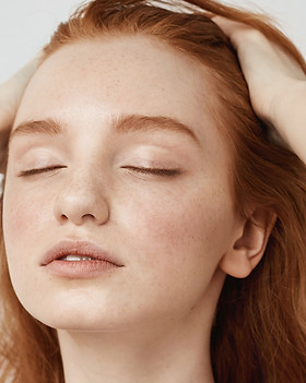 Femme aux yeux fermés