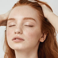 Fille avec les cheveux rouges