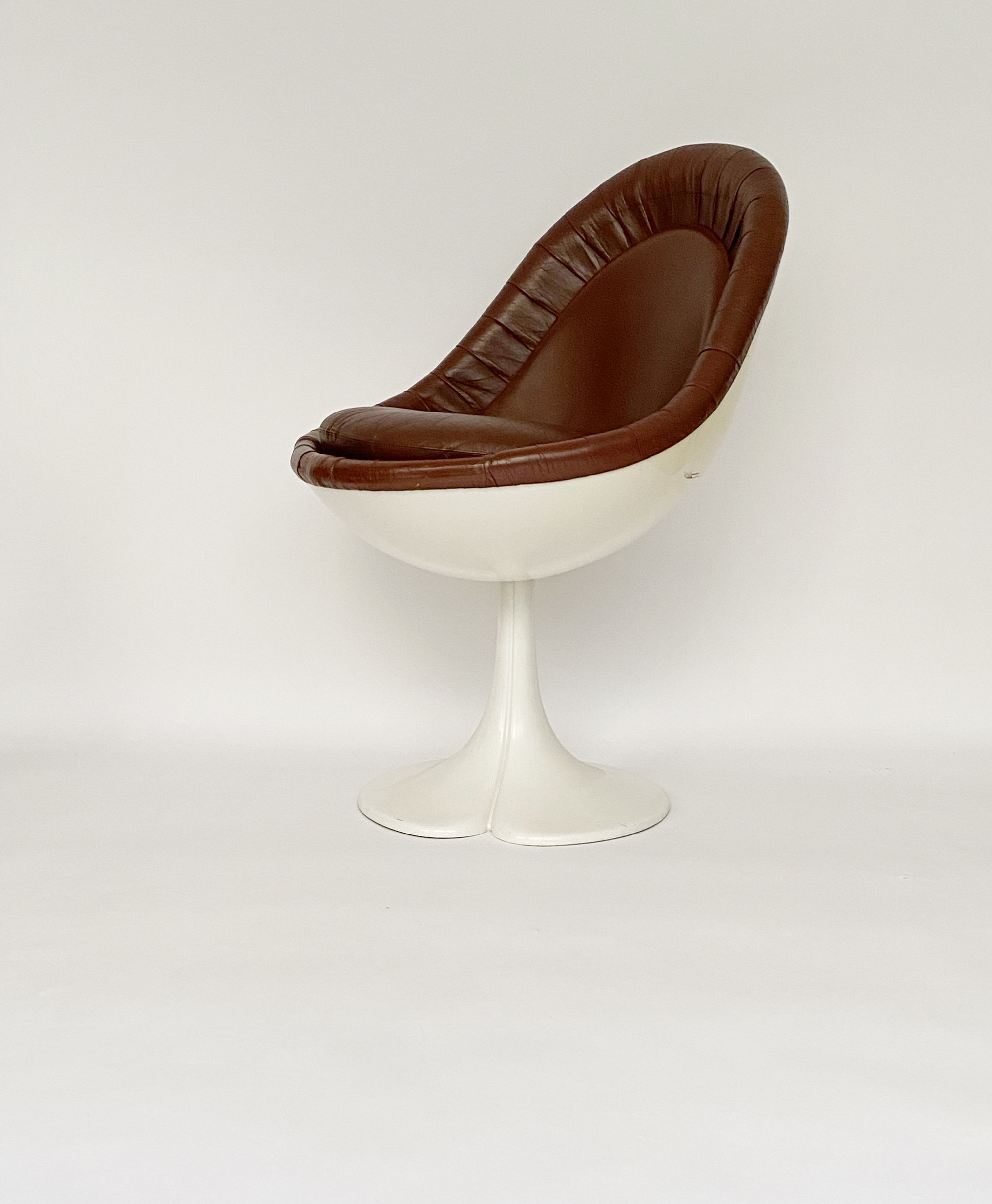 Chaise pivotante modèle trèfle de Christian Adam