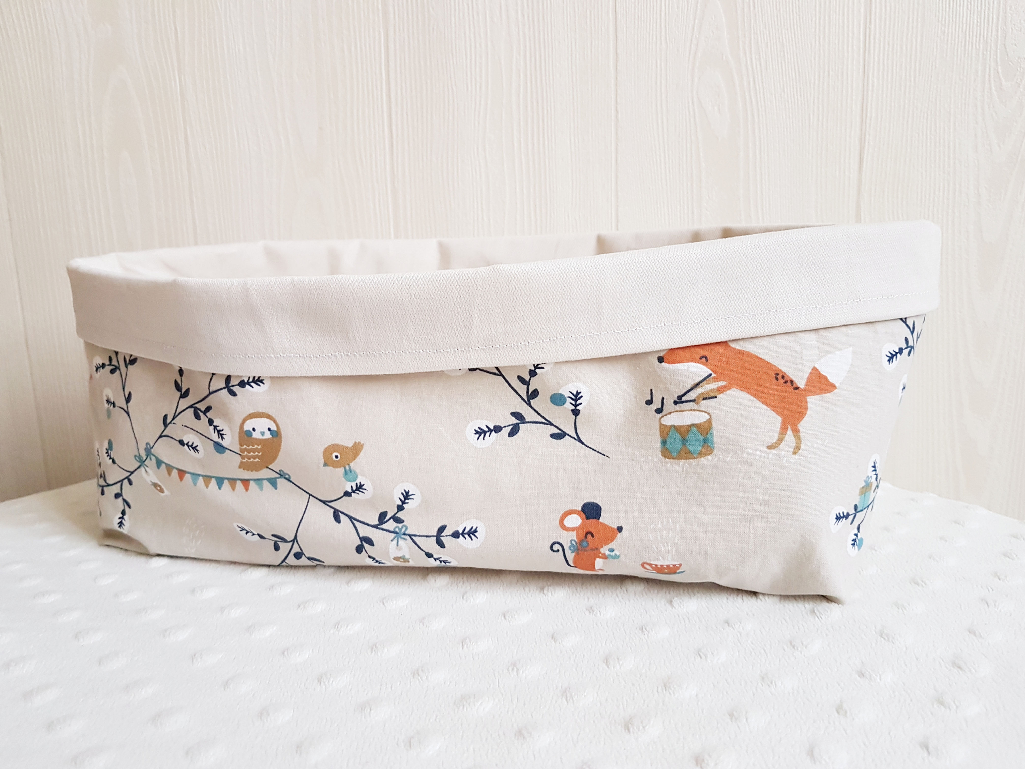 La panière à couches "Petites fleurs, oiseaux et renards"