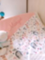 couverture mi-saison personnalisée hérisson et lapin rose