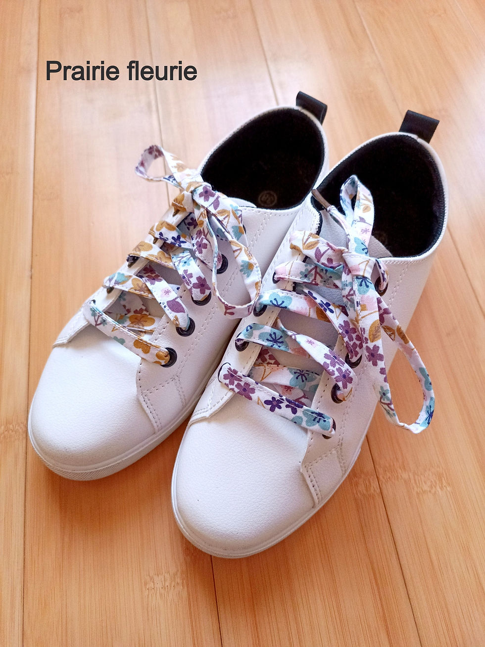 Miniature : baskets blanches avec des lacets fleuris