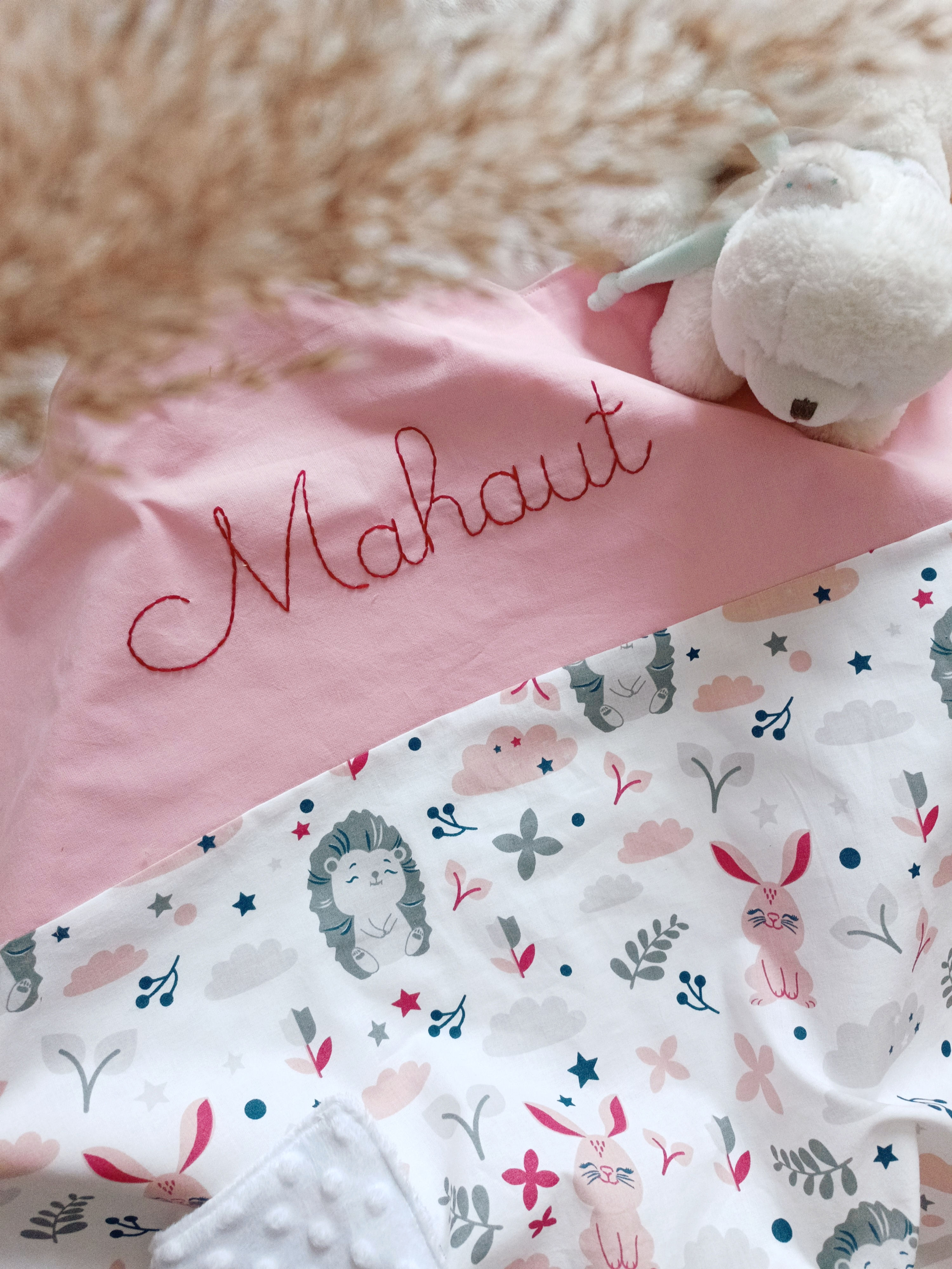 couverture mi-saison personnalisée hérisson et lapin rose