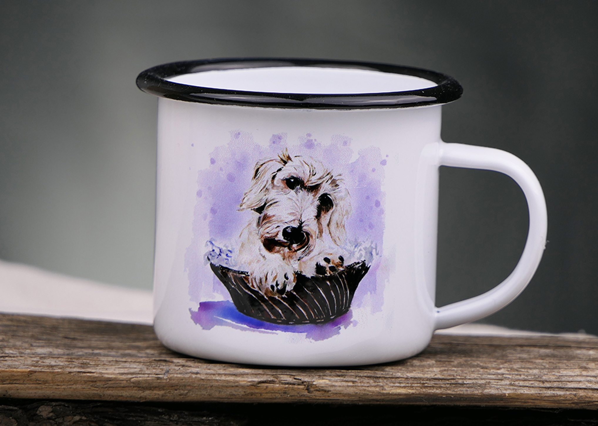 Emaille Kunsttasse "Weißer Dackel im Korb"