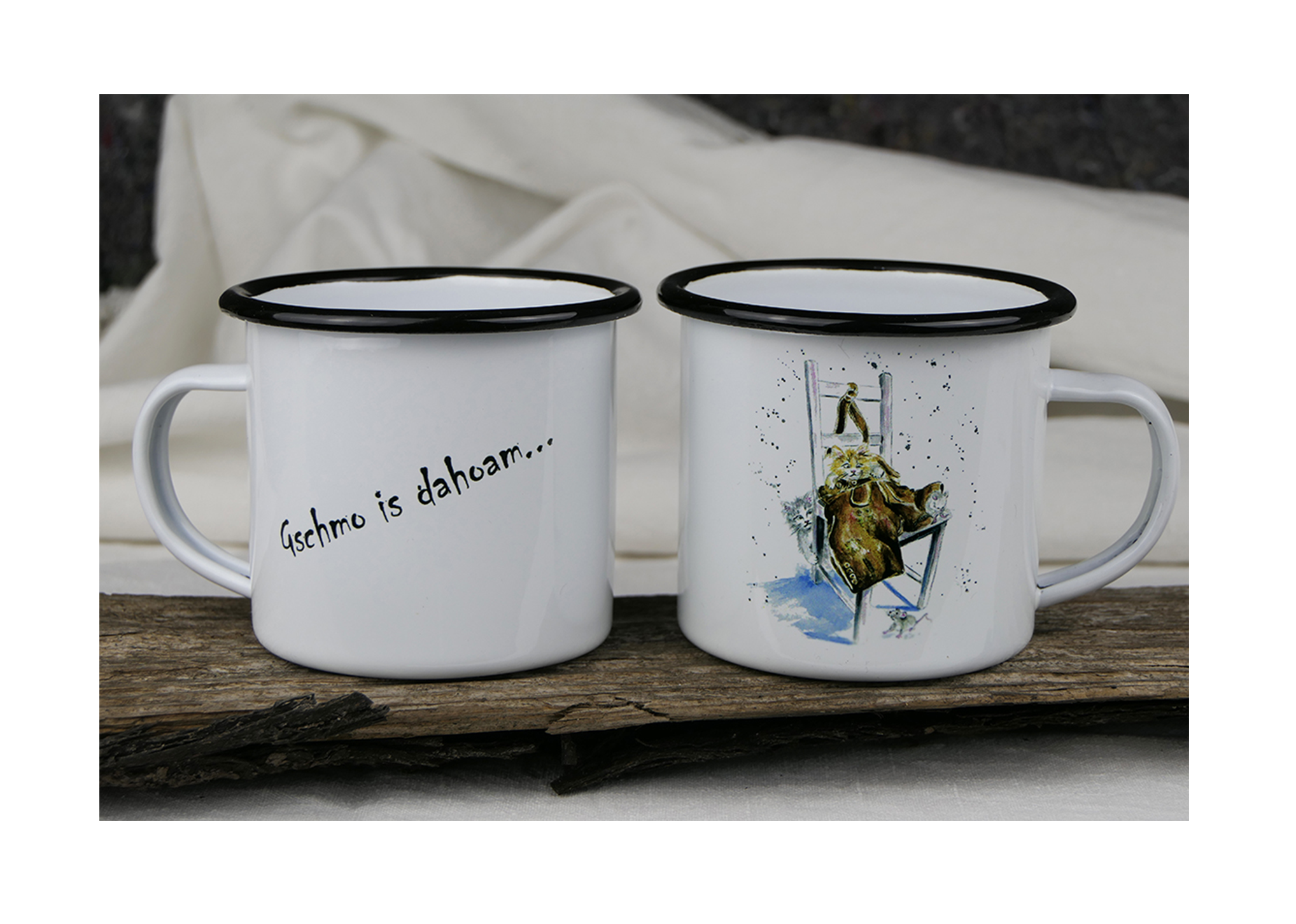 Emaille Kunsttasse "Lederhose mit Katzen - Gschmo is dahoam"
