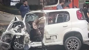 Impactante choque en el Parque de Mayo: auto quedó destruido tras embestir una palmera