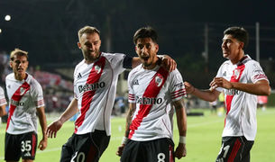 River Plate consiguió un agónico triunfo 2-1 frente a Carabobo FC por la fase de grupos de la Copa Sudamericana 2026, en un partido que terminó cargado de tensión, polémica y dramatismo.