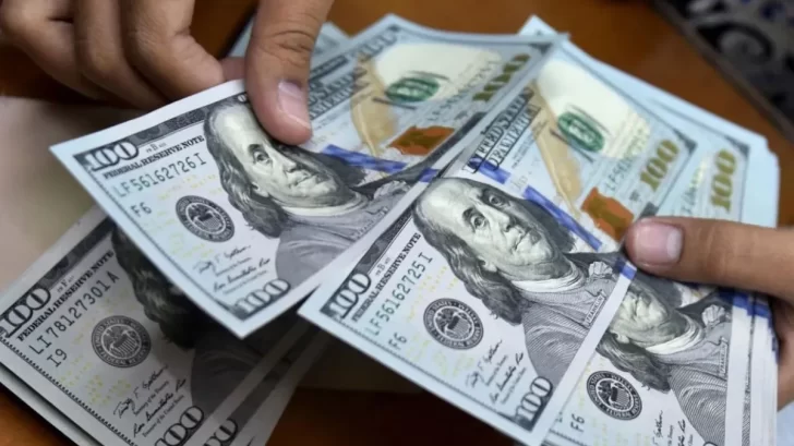 El dólar oficial frenó su marcha alcista, mientras el blue bajó $10 en San Juan