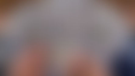 El dólar oficial cerró por debajo de $1.400 y amplió la brecha con el techo de la banda