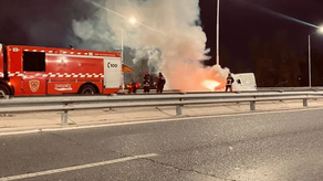 Impactante incendio vehicular en plena Circunvalación: una camioneta fue consumida por las llamas