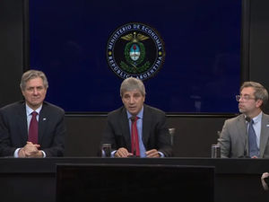 Caputo presentó el plan para afrontar la deuda hasta 2027: “Volver a los mercados es una opción, no una necesidad”