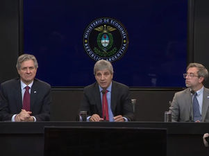 Caputo presentó el plan para afrontar la deuda hasta 2027: “Volver a los mercados es una opción, no una necesidad”