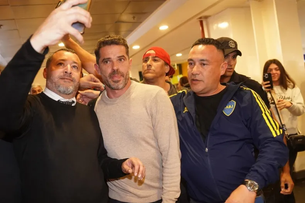 Gago firma contrato, lo presentan y dirige su primera práctica