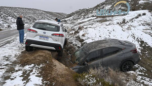 Nieve y hielo provocan despistes y mantienen cortada la Ruta Provincial 436 en Alto del Colorado