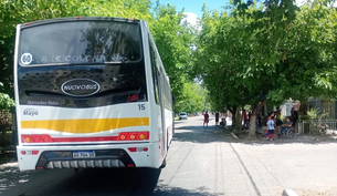 Accidente fatal en Rawson: un ciclista de 75 años murió tras ser embestido por un colectivo