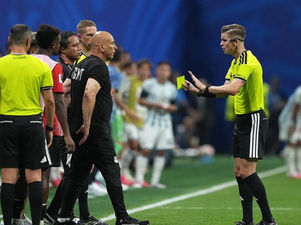 FIFA respaldó el arbitraje de Argentina-Egipto y defendió las decisiones del VAR