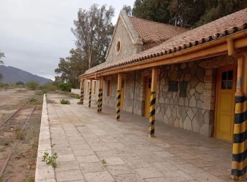 Entre paneles solares y un dique, el tren que ya tiene un guiño para revivir en San Juan